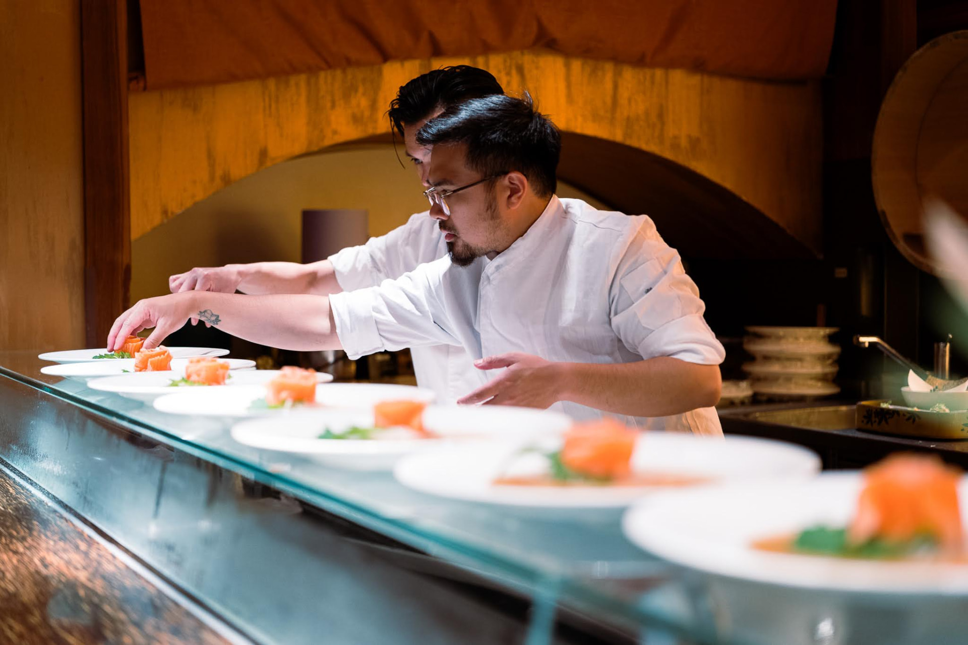 Küchenchef richtet Sashimi beim CEO-Dinner an